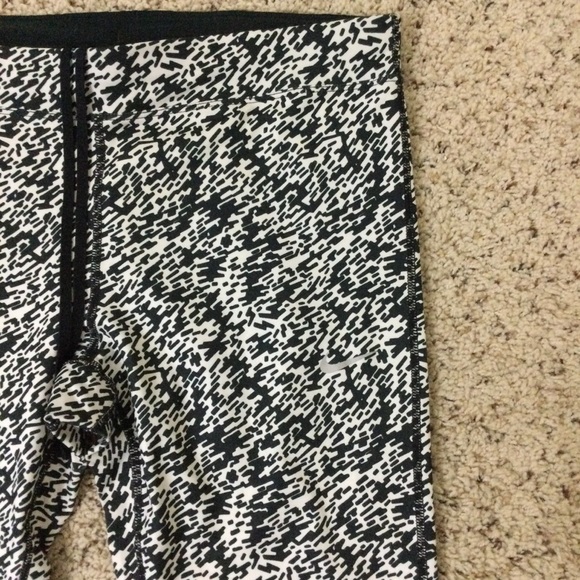 Nike Dri Fit Leggings Size M Black and White Print - Picture 2 of 4